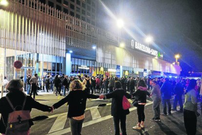 Cientos de personas bloquean el acceso mientras otras intentan formar una cadena humana.