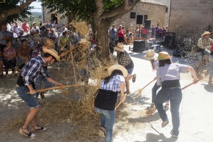 Aquesta dansa tradicional servia antigament per celebrar la fi de la collita.