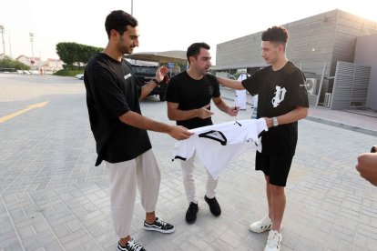 Secuencia de imágenes de la despedida ayer de Xavi del Al-Sadd, que incluyó una comida.