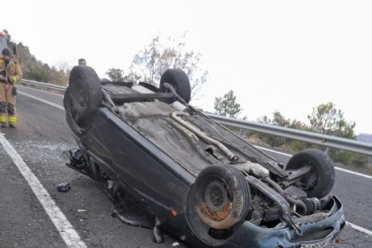 El gel a la C-1412b va provocar que aquest turisme bolqués.