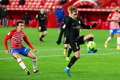 Griezmann, a la imatge controlant la pilota, va marcar dos dels quatre gols del Barça a Granada.