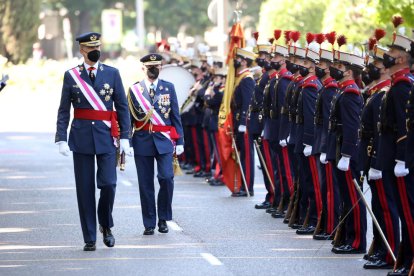 El rei Felip VI passa revista a les tropes durant la celebració del Dia de les Forces Armades.