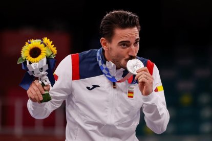 Damián Quintero, que nació en Buenos Aires, besa la medalla de plata que conquistó ayer en el histórico Nippon Budokan.