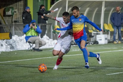 Raúl pugna amb l’andorrà Adri Vilanova, en una acció del partit d’ahir.