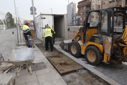 Arrancan las obras para ensanchar parte de la parada de taxis de Renfe