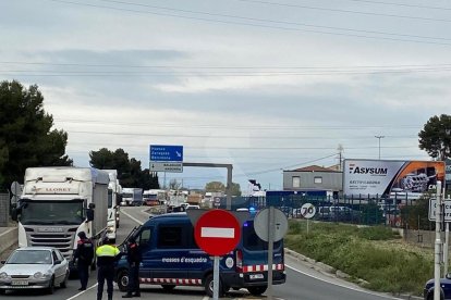 Control de los Mossos en la entrada del polígono industrial de Lleida