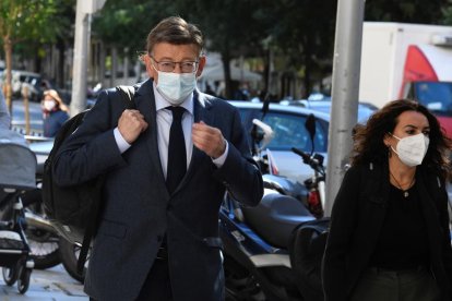 El president valencià, Ximo Puig, en l’arribada a la seu del PSOE a Madrid.