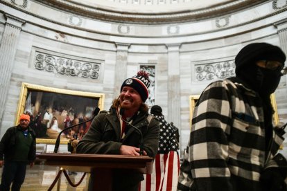 Foto d’Adam Christian Johnson abans d’endur-se el faristol de la presidenta del Congrés, Nancy Pelosi.