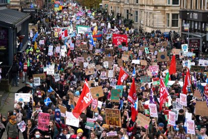 Miles de jóvenes tomaron las calles de Glasgow para manifestar su indignación por la pasividad de los políticos ante el cambio climático.