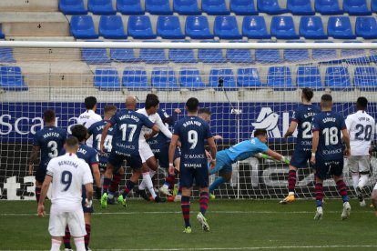 Los blancos sacaron provecho de dos jugadas a balón parado para sumar tres sufridos puntos.