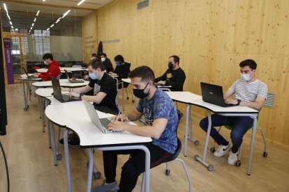 Una classe d’un cicle formatiu d’especialització a l’Escola del Treball.