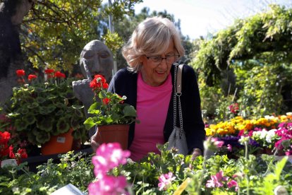 La alcaldesa de Madrid aprovecha para visitar un vivero.