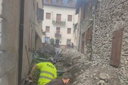 Las obras en una de las calles del casco antiguo de Vielha. 