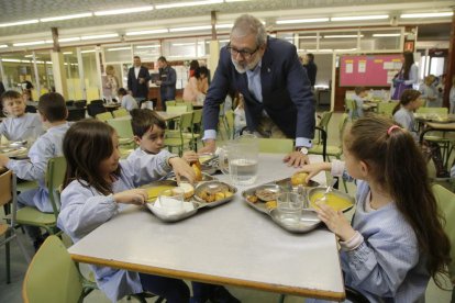 El alcalde, ayer con alumnos de la Escola Espiga que comieron un menú 100% Horta de Lleida.