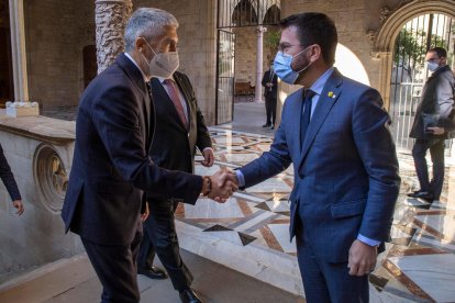 El ministro Grande-Marlaska y el presidente, de la Generalitat, Pere Aragonès, ayer antes de la reunión.