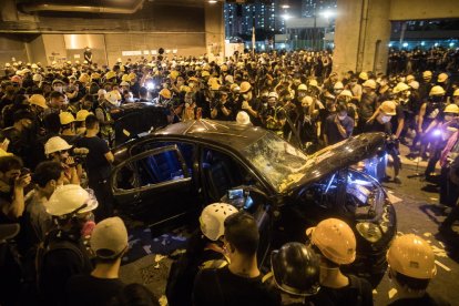 Un cotxe destrossat durant els enfrontaments entre policia i manifestants a Hong Kong.