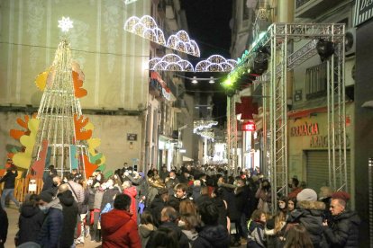 Passejants i compradors van omplir a vessar l’Eix Comercial a la tarda.