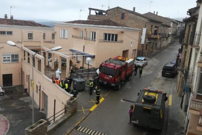 La Unitat Militar d’Emergències, ahir a l’entrada de la residència geriàtrica d’Àger.