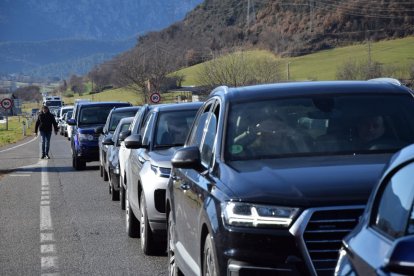 Sobre las doce del mediodía de ayer la cola de vehículos afectaba más de 4 kilómetros de la N-260.