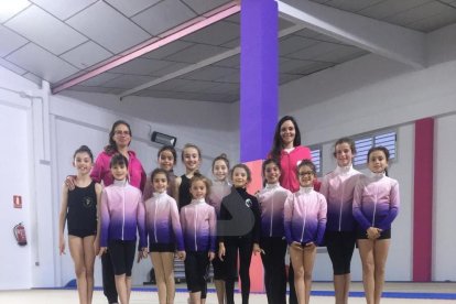 Carmen Acedo, a l'esquerra, amb un grup de nenes i una altra entrenadora del Club Rítmica Mataró.