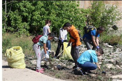 Recogen 300 kilos de basura en el río Segre