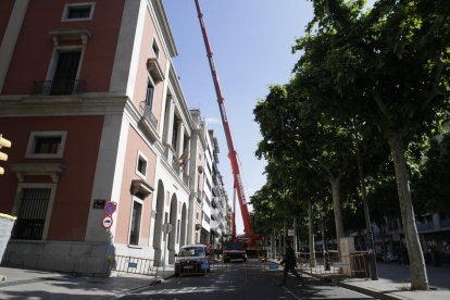 Cortan parte de Rambla Ferran para desmontar una grúa