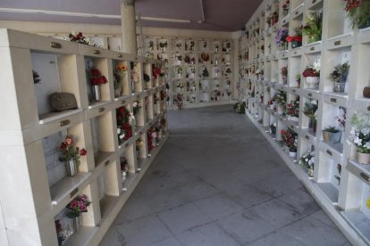 Una zona de columbaris al cementiri municipal de Lleida.