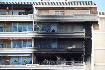 Los bomberos en el balcón de la vivienda donde se registró el incendio mortal.