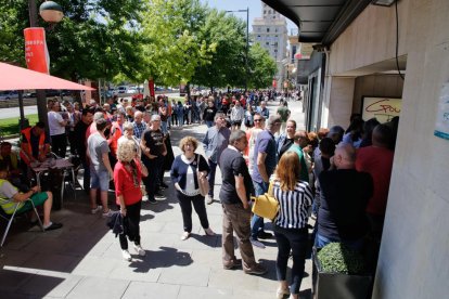 Desenes de rumanesos voten les europees a Lleida