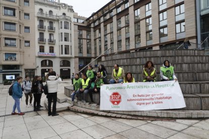 Diversos membres de la PAH es van concentrar a la plaça Sant Joan abans del judici ahir al matí.