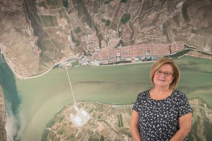 Magda Godia, en una imatge d’arxiu davant d’una fotografia per satèl·lit de Mequinensa.