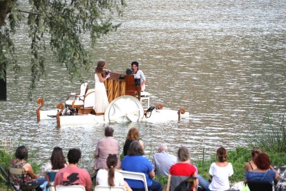 Un moment de l’espectacle ‘Le Piano du Lac’ a les aigües del riu Segre a Sant Llorenç de Montgai.