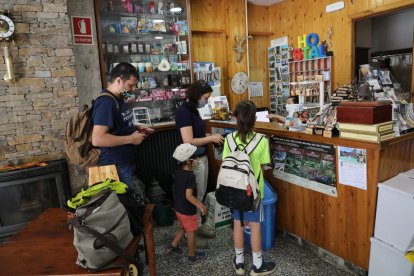 Una familia a su llegada a un establecimiento de Lleida en una imagen de archivo.