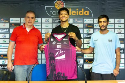 Mark Hughes, entre Joaquín Prado i Gerard Encuentra, durant la presentació al Barris Nord.