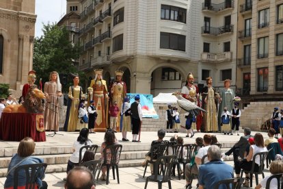 Decenas de leridanos disfrutaron del baile del águila en la Plaça Sant Joan. 