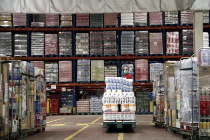 Un trabajador prepara un pedido de productos para un cliente.