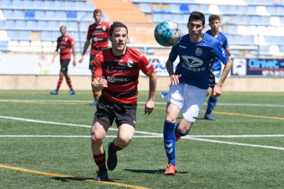 Roger Canadell disputa la pilota amb un rival en una acció del partit.