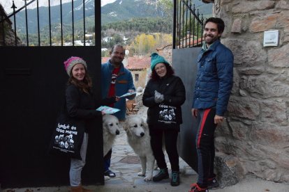 Cañizares (esquerra) i Taboada (dreta) repartint ahir tríptics pel poble.