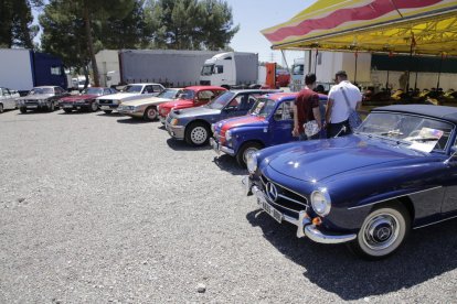 Un total de 26 vehicles antics es van donar cita ahir als terrenys de l’antiga hípica i hi van assistir desenes de persones.