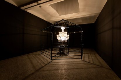 Sobre estas líneas y arriba a la derecha, dos de las piezas-instalaciones de gran formato del británico Mat Collishaw. Derecha abajo, junto a Ana Vallés, de la Fundació Sorigué.