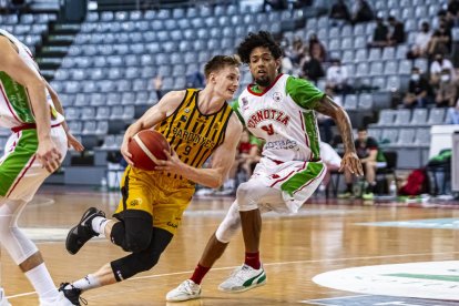 Mads Stürup intenta superar la defensa del dominicà Jeromy Rodríguez, jugador del Zornotza.