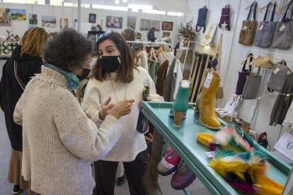 La 22 edició de la Fira d’Artistes i Activitats Tradicionals va reunir un centenar d’expositors.