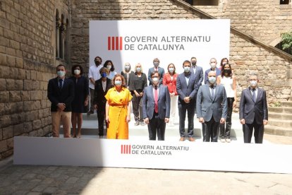 Foto de familia del Govern alternativo de Salvador Illa. A la izquierda, el leridano Òscar Ordeig.