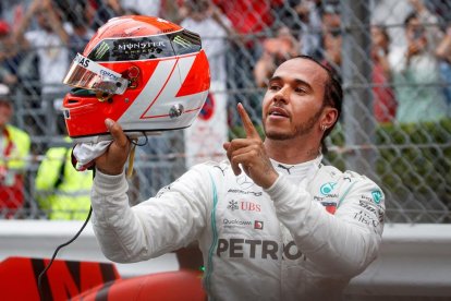 Lewis Hamilton llevó un caso rojo como homenaje al fallecido Niki Lauda.