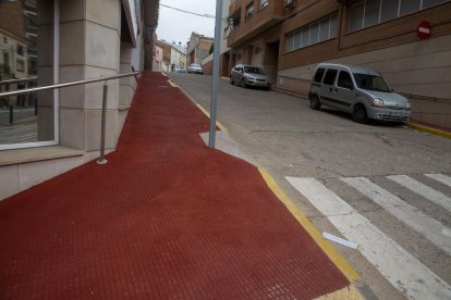 Terra “antilliscant” per evitar caigudes en un carrer de Bellpuig