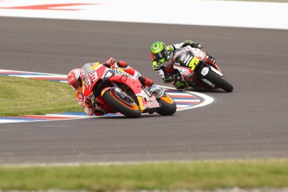 Marc Màrquez y Cal Crutchlow, en un momento de la jornada de ayer.