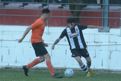 Una jugador del Pinyana intenta recuperar el balón en una acción defensiva del partido de ayer.