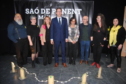 Eva Saumell (la segunda a la derecha), ayer junto con el jurado y los organizadores del certamen. 