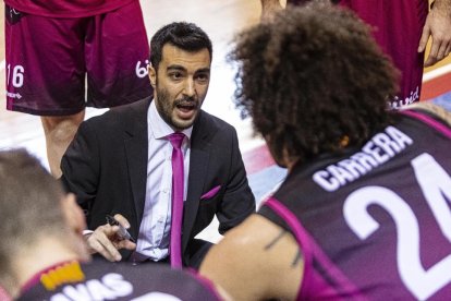 Gerard Encuentra dona instruccions als seus jugadors durant el partit de diumenge contra el Corunya.