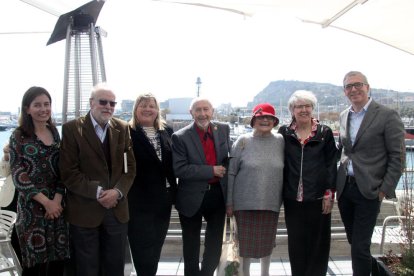 Josep Vallverdú i Pilarín Bayés (al centre de la foto), durant la presentació de la col·lecció a Barcelona.